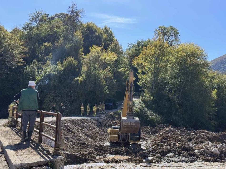 BORBA SA VREMENOM I PET METARA MULJA Spasilački tim Srbije traga za preživjelima u katastrofalnim poplavama