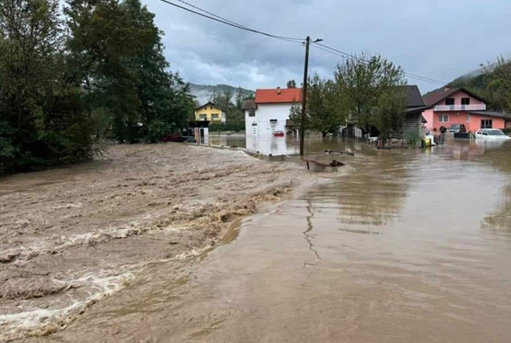HAOS U KREŠEVU ZBOG VELIKIH PADAVINA! Majka sa djecom zarobljena u kući