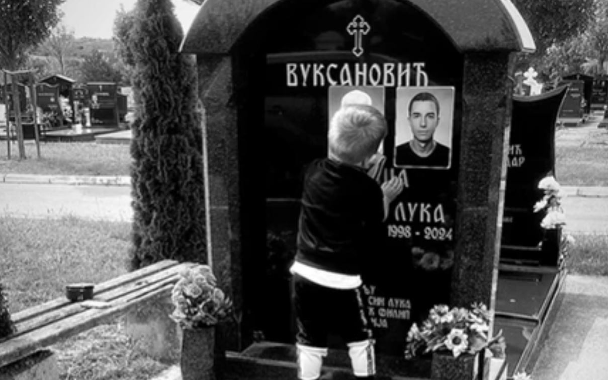 (FOTO) I KAMEN BI ZAPLAKAO! Sin ljubi očevu sliku na spomeniku: Mjesec dana od smrti Luke Vuksanovića (26)