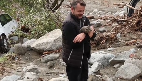 (VIDEO) SVAKI ŽIVOT JE BITAN! Gest koji je oduševio Balkan: Volonter iz ruševina kod Jablanice spasao mačku i poklonio je kćerki