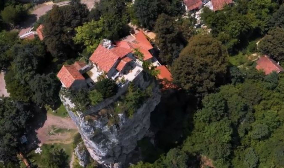 (VIDEO) NAJMIRNIJE MJESTO NA SVIJETU Život na stijeni visokoj 40 metara
