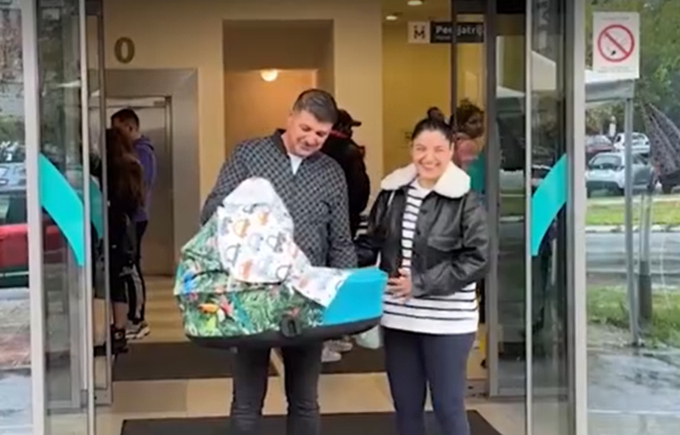 NIJE SKIDALA OSMIJEH SA LICA Nadica Ademov izašla sa sinom iz porodilišta, suprug došao po njih