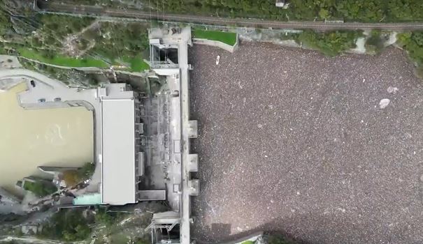 (VIDEO) JEZIVI PRIZORI! Hrpa smeća pluta Neretvom nakon katastrofalnih poplava u BiH