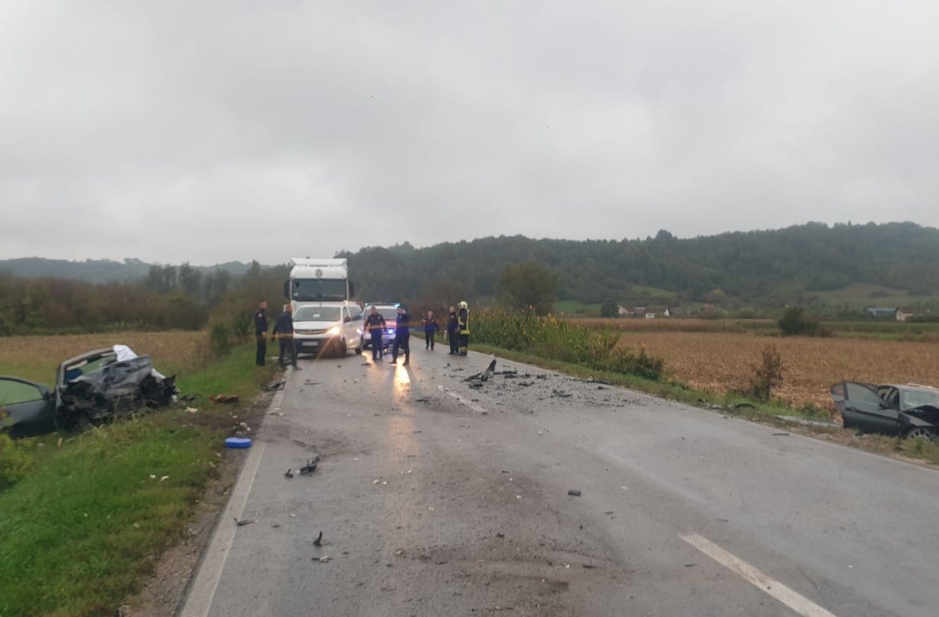 (FOTO) DONOSIMO DETALJE STRAVIČNE NESREĆE U DOBOJU Poginuo mladić (27), drugi vozač u besvjesnom stanju prevezen u bolnicu
