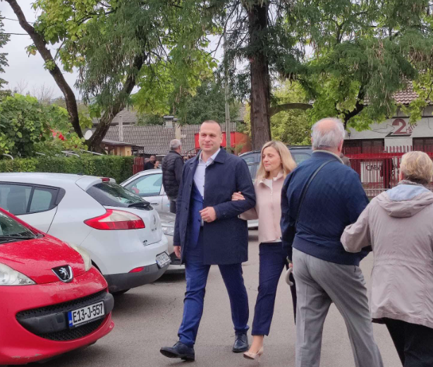 (FOTO/VIDEO) ISPUNIO GRAĐANSKU DUŽNOST Šobot u pratnji supruge došao na glasanje: Evo ko ga je dočekao!
