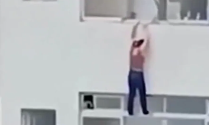 (VIDEO) DRAMATIČNA SITUACIJA Ispala kod je čistila prozore: Visila sa 16 sprata čitavih pet minuta