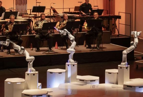 (VIDEO) "TRENIRALI" GA DVIJE GODINE Robotski dirigent s 3 ruke predvodio nastup njemačkog orkestra