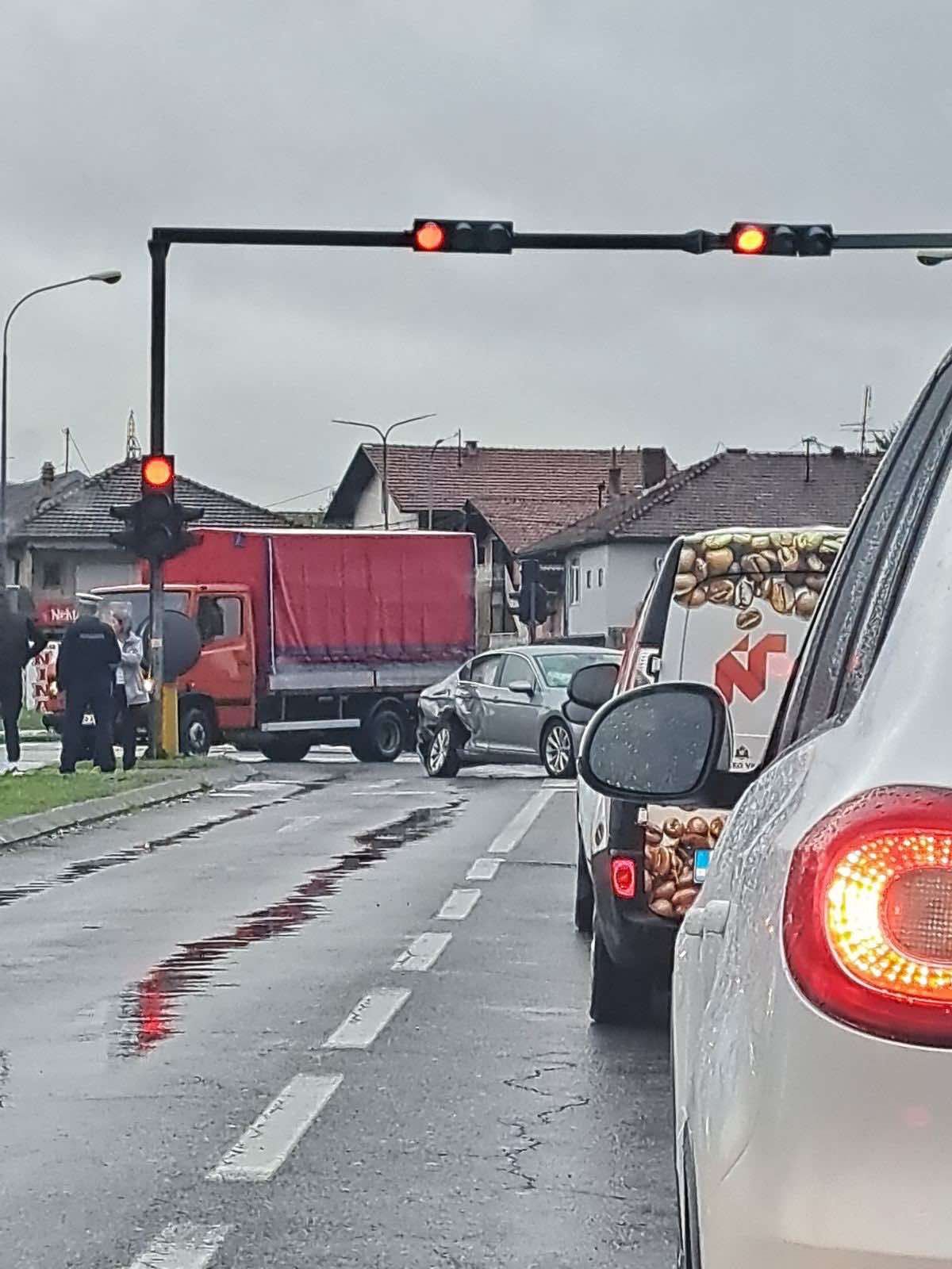 HAOS NA KRUŽNOM TOKU Sudar kamiona, auta i kombija u Banjaluci