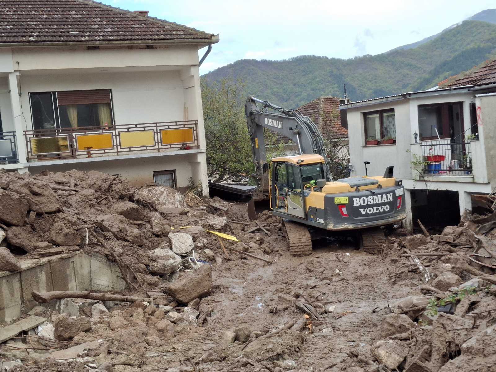 (FOTO) PORODICI IZ DONJE JABLANICE POTREBNA NAŠA POMOĆ! Zbog katastrofalnih poplava izgubili krov nad glavom: Trenutno žive u privremenom smještaju