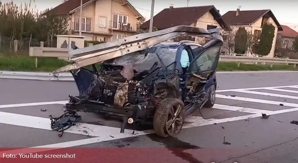 (VIDEO) KRŠ I LOM KOD PRIJEDORA Udario u stub rasvjete pa u znak, automobil potpuno uništen!