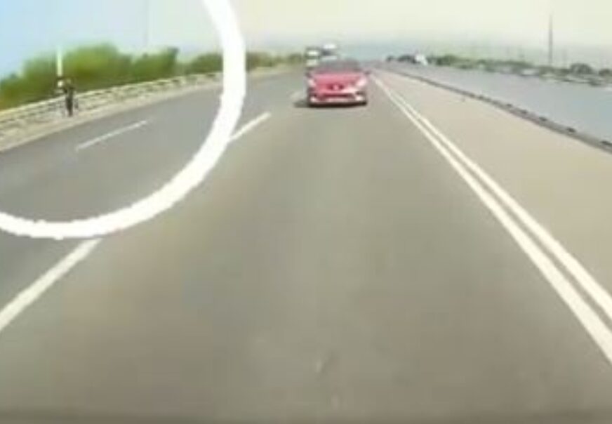 (VIDEO) HOROR NA AUTO-PUTU Napadač puca na vozila, ima mrtvih i povrijeđenih