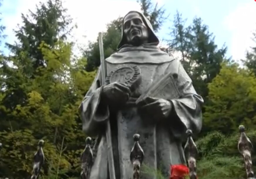 (FOTO) "ČUVA NAS I KADA SVE OKO NAS NESTAJE" Kip Svetog Jakova ostao netaknut nakon stravičnih poplava