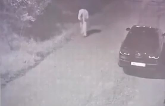 (VIDEO) "LJUDI SE ZAKLJUČAVAJU U SVOJE KUĆE" Žena u bijelom danima šeta pored groblja, kamere snimile jeziv prizor