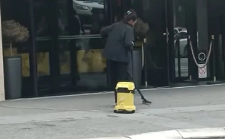 (VIDEO) SVI PRIČAJU O NJOJ, A ONA SAMO RADI SVOJ POSAO Snimak na Instagramu "zapalio" javnost: Žena usisava beton ispred zgrade