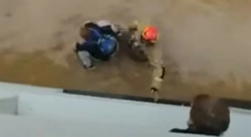 (VIDEO) HRABRI VATROGASAC GA NOSIO NA RAMENIMA Potresan snimak spasavanja dječaka u BiH obilazi svijet