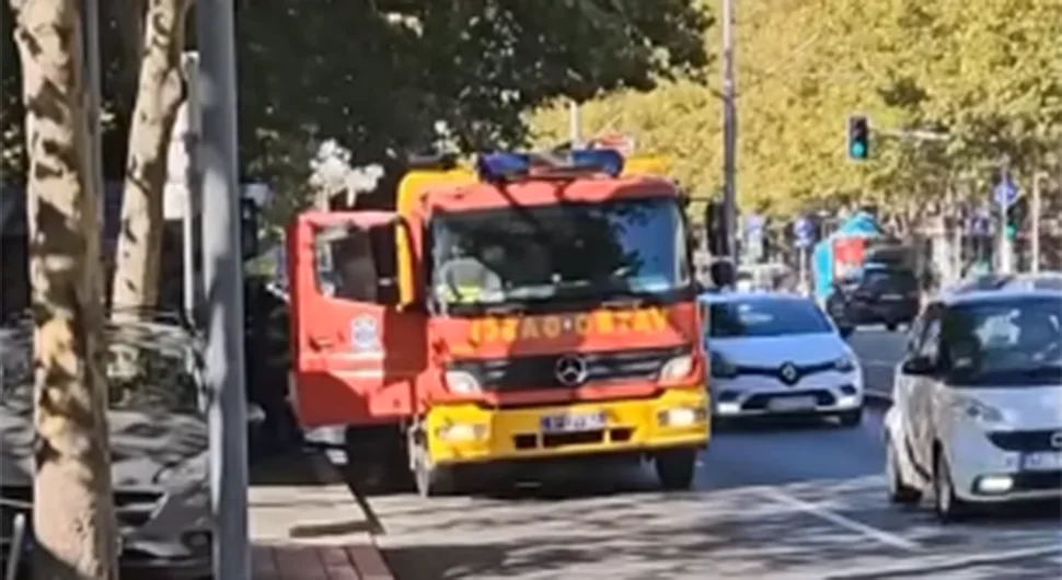 VATROGASCI NA TERENU Požar u kineskoj robnoj kući