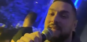 Pjevač doživio nezgodu: Automobil završio u kanalu pored puta