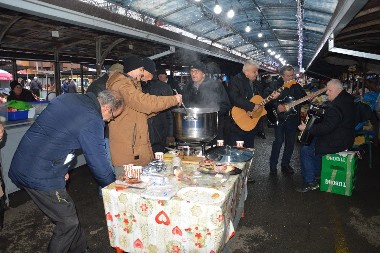 Neobična tradicija živi u Gradišci: Na pijaci uz vino i pjesmu ispraćaju staru godinu