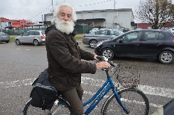 Gradiški Djeda Mraz ima pune ruke posla: Svakodnevno dopunjava torbu poklonima (FOTO)