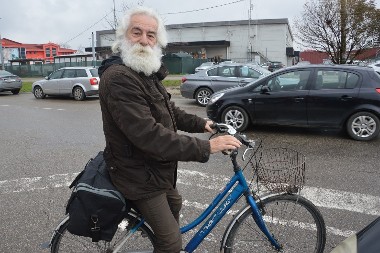 Gradiški Djeda Mraz ima pune ruke posla: Svakodnevno dopunjava torbu poklonima (FOTO)