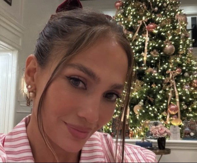 Dženifer Lopez pretjerala u fotošopu: Fanovi je ismijavaju (FOTO)