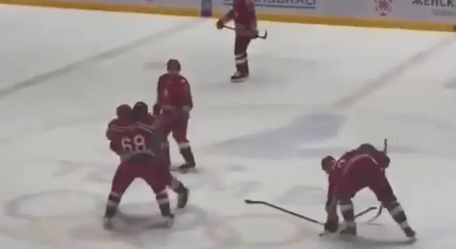 Lukašenko oboren tokom hokejaške utakmice u Minsku (VIDEO)