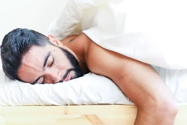 Ovo je najzdraviji položaj spavanja: Doktori objašnjavaju i zbog čega