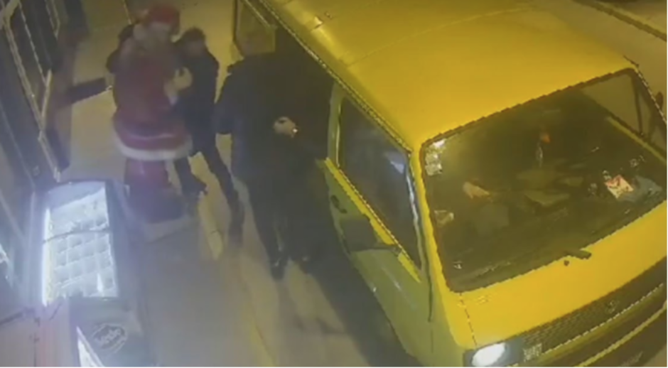 I ovo je BiH: Ukraden Djed Mraz sa benzinske pumpe 