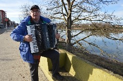 Novu godinu dočekao pored Une, nastavio svirati na obali Save (FOTO)