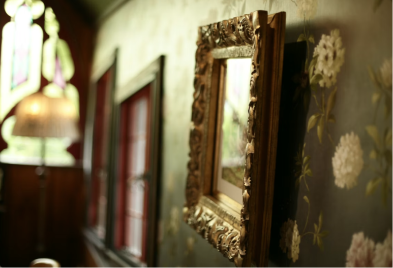 Svekrva okačila sliku muža s bivšom ženom, snaja je izbacila iz kuće