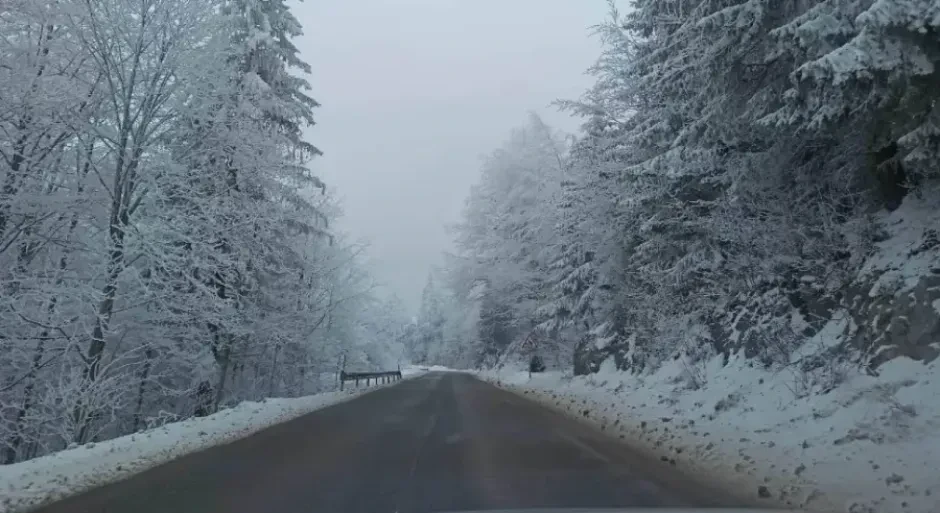 Oprez na putevima: Snijeg i poledica prave probleme vozačima