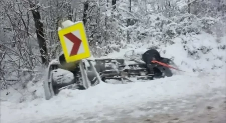 Automobil na krovu na ulazu u Mrkonjić Grad