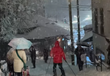 Snijeg u Bosni: Sarajlija skija gradom kao da je na Jahorini (VIDEO)