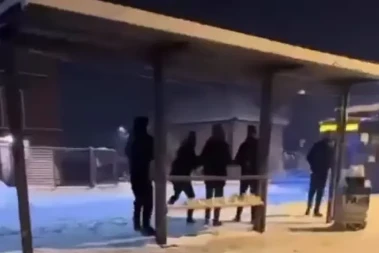 Gađali vozača autobusa grudvama: Izašao držeći šipku (VIDEO)