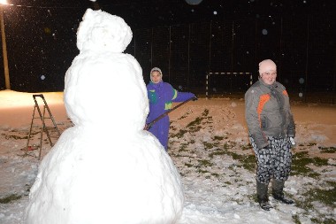 Mladi u Bok Jankovcu do ponoći čistili snijeg i pripremali Snješka za doček Badnjaka