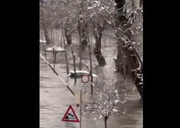 Drina poplavila auta na parkingu (VIDEO)