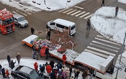 Defile kamiona s Badnjakom u Banjaluci: Vozači obradovali mališane poklonima