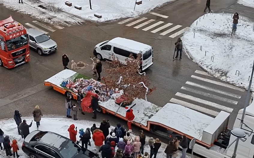 Defile kamiona s Badnjakom u Banjaluci: Vozači obradovali mališane poklonima