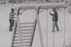 Rasplakali čitav region: Snimak stranih radnika koji prvi put u životu vide snijeg (VIDEO)
