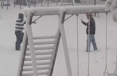 Rasplakali čitav region: Snimak stranih radnika koji prvi put u životu vide snijeg (VIDEO)
