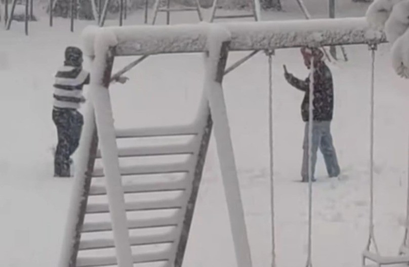 Rasplakali čitav region: Snimak stranih radnika koji prvi put u životu vide snijeg (VIDEO)