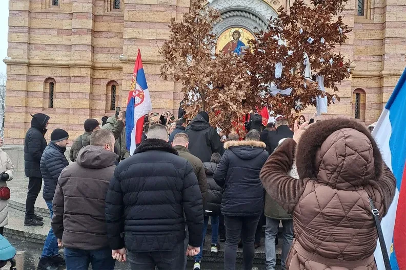 Ispred Sabornog hrama Hrista Spasitelja u Banjaluci dočekani badnjaci