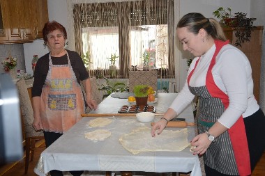 Badnji dan u porodici Blagojević u Brestovčini: Pravi se gibanica, staro jelo od pamtivijeka (FOTO)