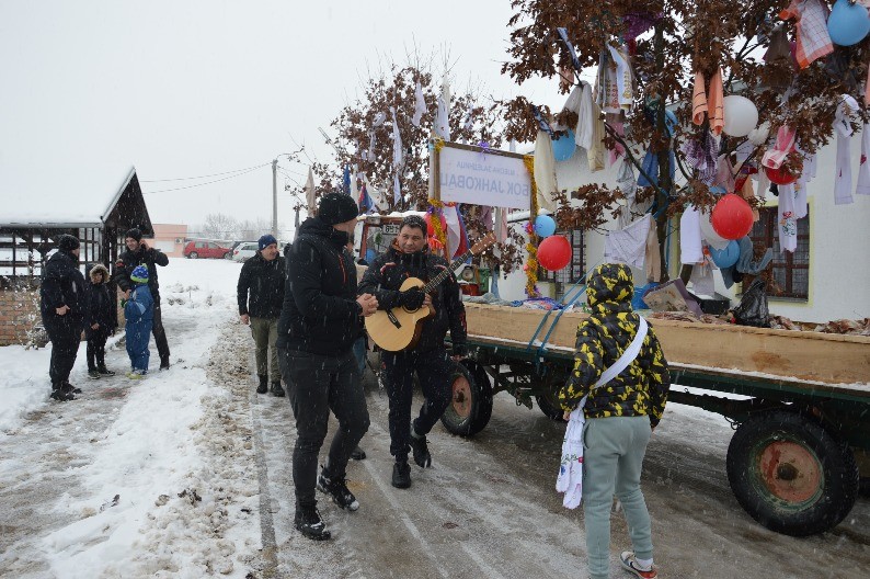 Badnji dan u Gradišci: Četiri badnjaka dočekana u Bok Jankovcu (FOTO)