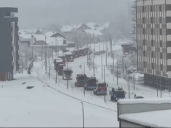 Kamioni na Božić defilovali kroz Doboj, najmlađima podijeljeni paketići (VIDEO)