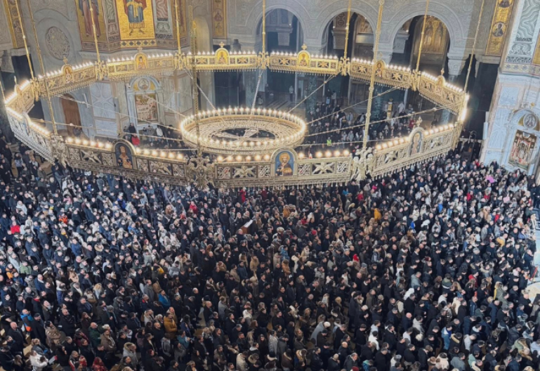 Česnica teška 200 kilograma izlomljena ispred Hrama Svetog Save