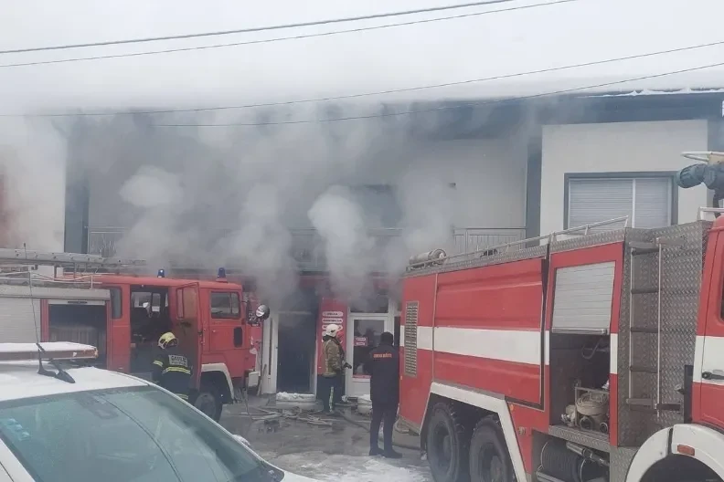 Vatrogasci gasili požar u trgovini, na licu mjesta bila i policija (FOTO)