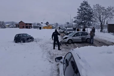 Zbog udesa obustavljen saobraćaj na putu Klašnice–Prnjavor