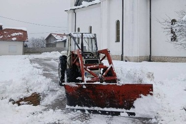 I ovo je BiH: Ibro očistio portu hrama kako bi se mogla održati služba na Božić (FOTO)