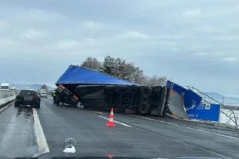 Teška saobraćajka u Austriji: Vozaču iz BiH se prevrnuo kamion